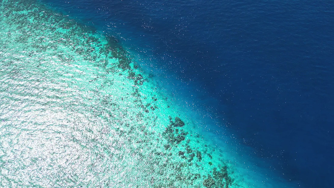 Gili Inseln Riffkante verschiedene Meerfarben