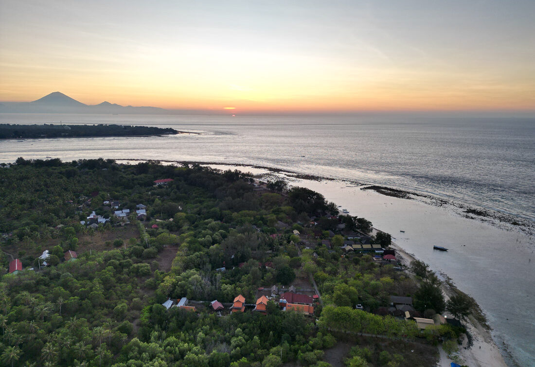 Sonnenuntergang auf Gili Meno mit Blick auf Mount Agung, Bali