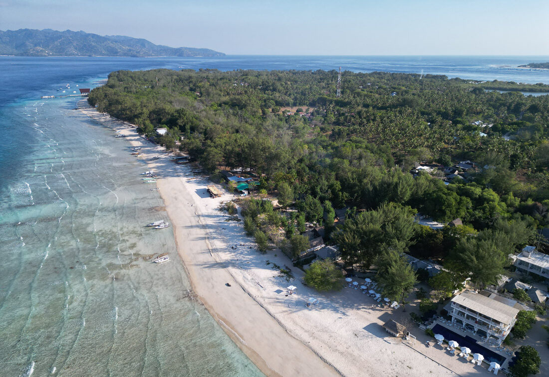 Luftaufnahme von Gili Meno Ostküste mit Lombok im Hintergrund