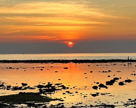 Sonnenuntergang auf Gili Meno mit Meer im Vordergrund