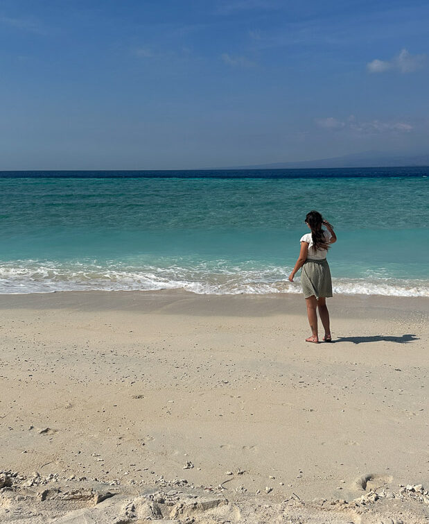 Gili Meno Strand mit Julia und blauem Himmel