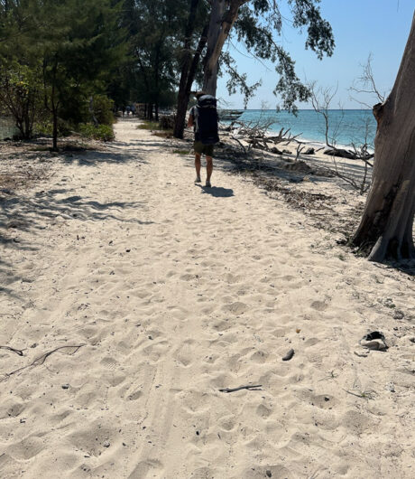 Sandweg am Strand mit Basti und Backpack auf dem Rücken
