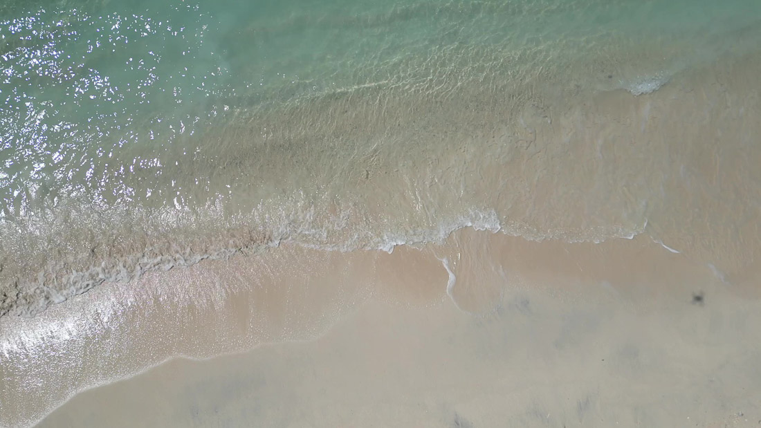 Luftaufnahme vom Strand an der Wasserkante