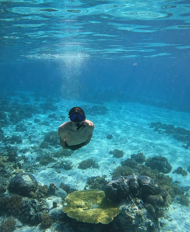 Basti beim Schnorcheln Gili Inseln mit Korallen
