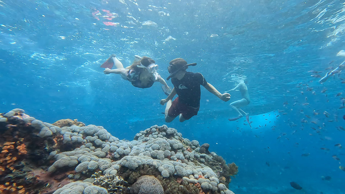 Julia und Basti sehen sich an beim Schnorcheln Unterwasser