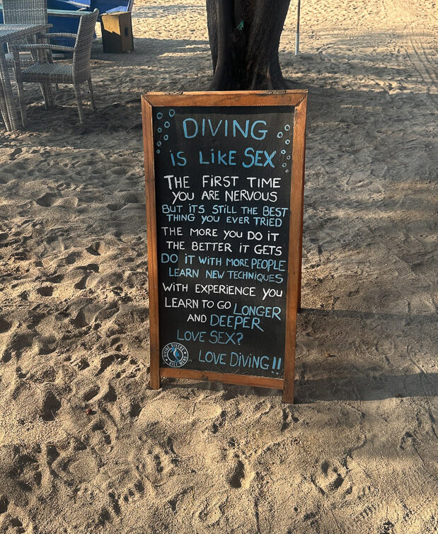 Schild auf Gili Meno "Diving is like Sxx"