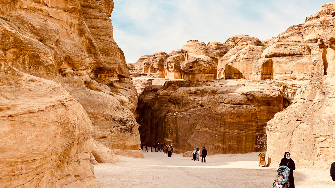 Rote Steine auf dem Weg zur Petra Felsenstadt in Jordanien