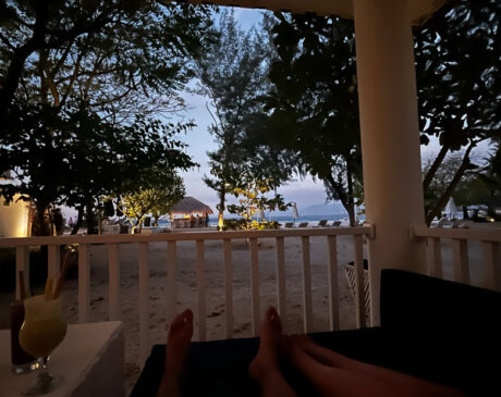 Meerblick von der Terrasse des Beach Bungalows im Seri Resort Gili Meno bei Dämmerung