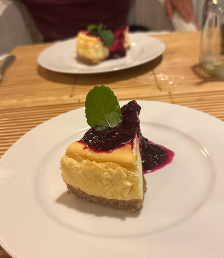 Cheesecake auf Teller im Restaurant