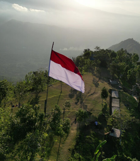 Flagge Indonesien vor Mount Agung