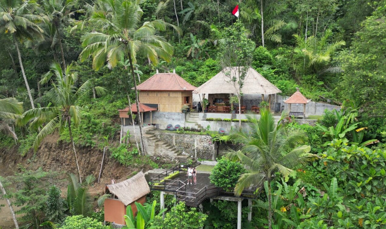 Gembleng Waterfall Restaurant Luftaufnahme mit Aussichtsplattform und Indonesien Fahne