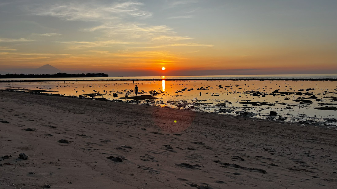 Sonnenuntergang Gili Meno mit Bali im Hintergrund
