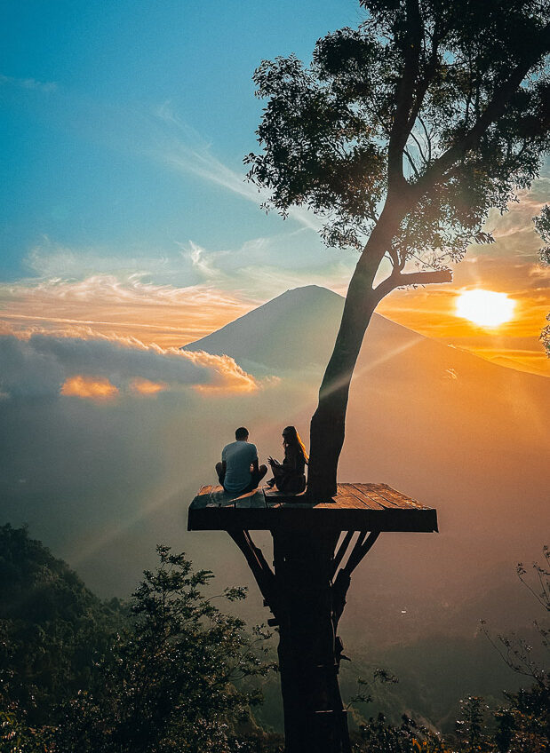 Paar Lahangan Sweet Bali im Sonnenuntergang sitzend