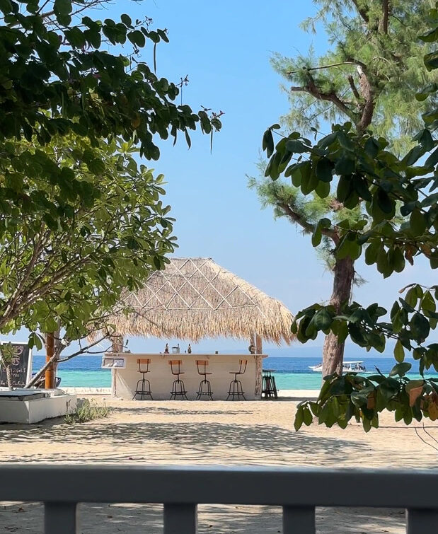 Strandbar vor dem Meer im Seri Resort Gili Meno