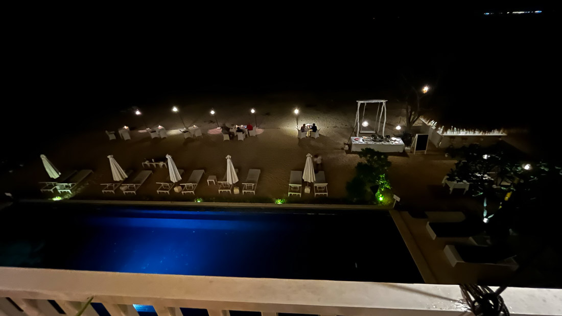 Seri Resort Gili Meno Dinner am Strand vor dem Pool bei Nacht
