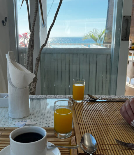 Ausblick beim Frühstück mit Gläsern im Vordergrund
