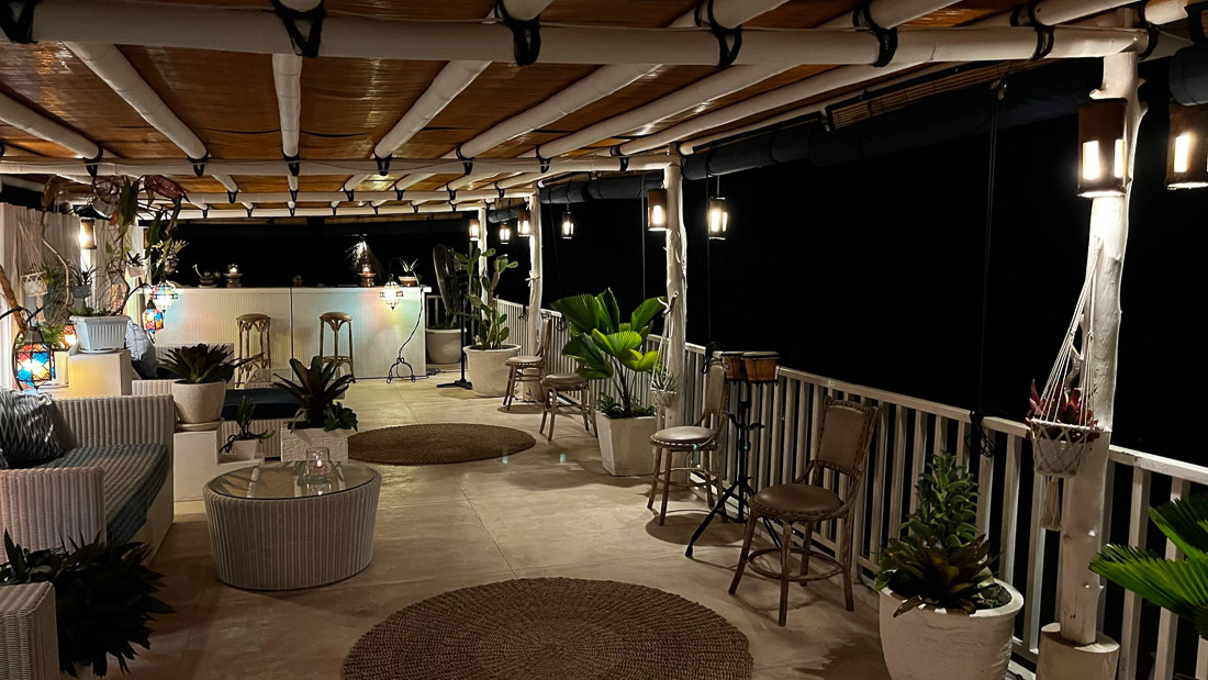 Lounge-Möbel auf Hotel-Terrasse beleuchtet bei Nacht