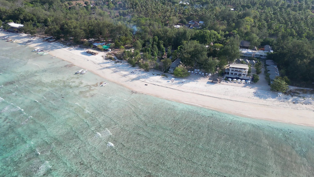 Das Hotel Seri Resort Gili Meno in der Luftaufnahme mit Meer im Vordergrund