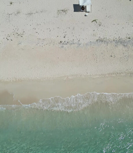 Liegen mit Sonnensegel am Strand von Gili Meno in der Luftaufnahme mit Meer