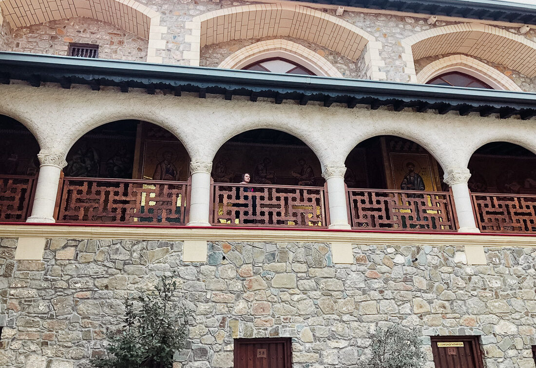 Kloster Kykkos Blick von unten auf den Balkon mit Wandmalerei