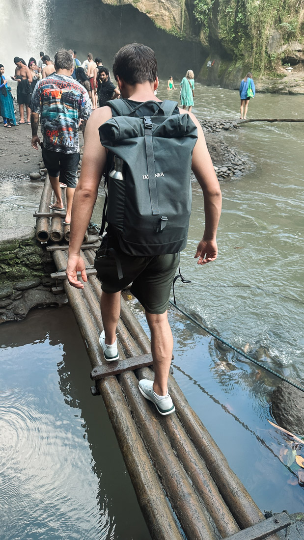 Schmaler Steg am Tegenungan Waterfall Bali