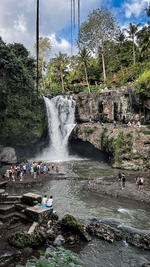 Besucher am Tegenungan Wasserfall Bali