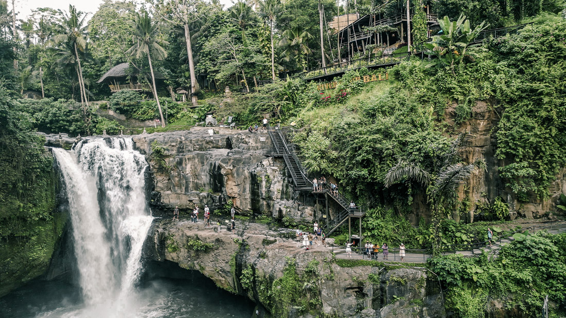 Treppe zur Spitze des Tegenungan Wasserfall