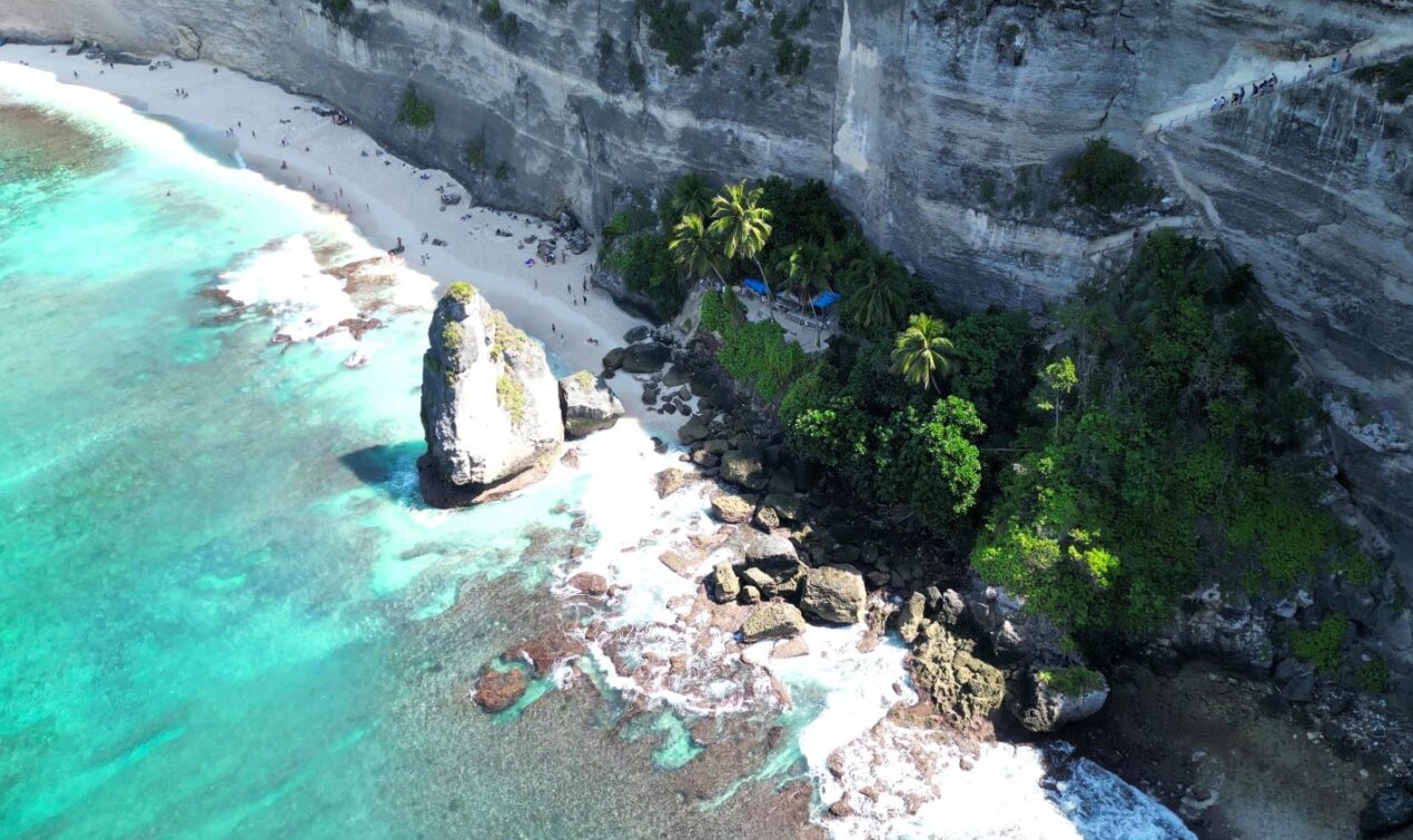 Diamond Beach Bali in der Luftaufnahme mit Schaukel