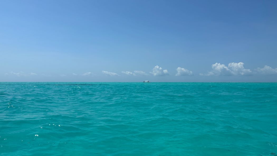 Sansibar blaues Meer vom Boot aus vor Mnemba Island