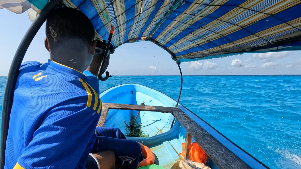 Speedboot auf dem Weg zu Mnemba Island mit Schnorchlern