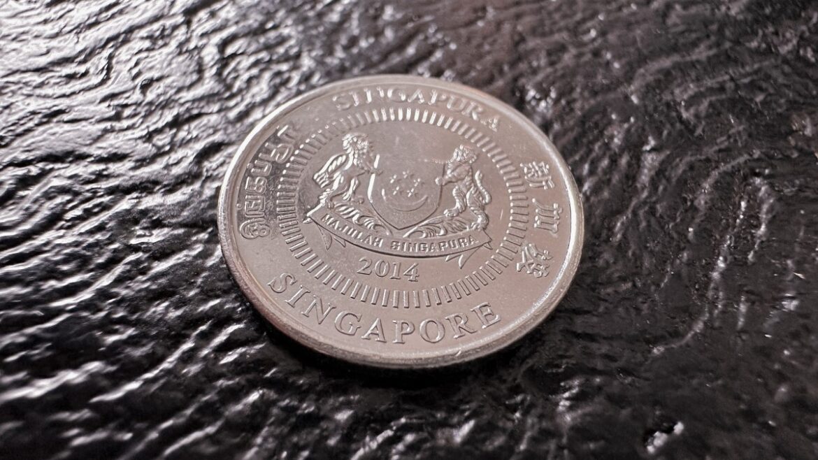 Singapur Geld Singapur Geld Singapur Dollar auf dem Tisch 10-cent-Münze