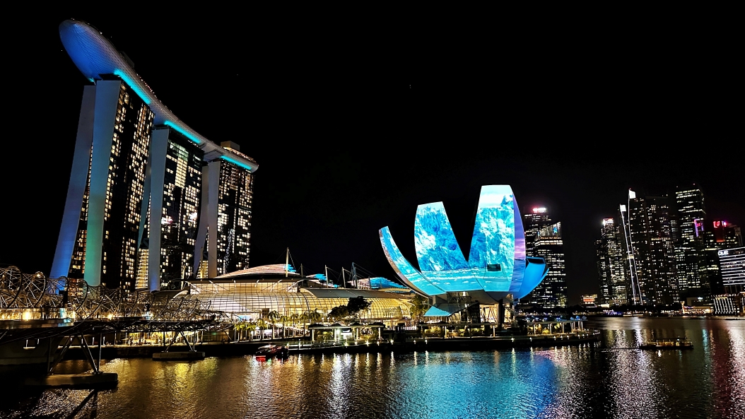 Singapur Marina Bay Sands und Hafen beleuchtet bei Nacht