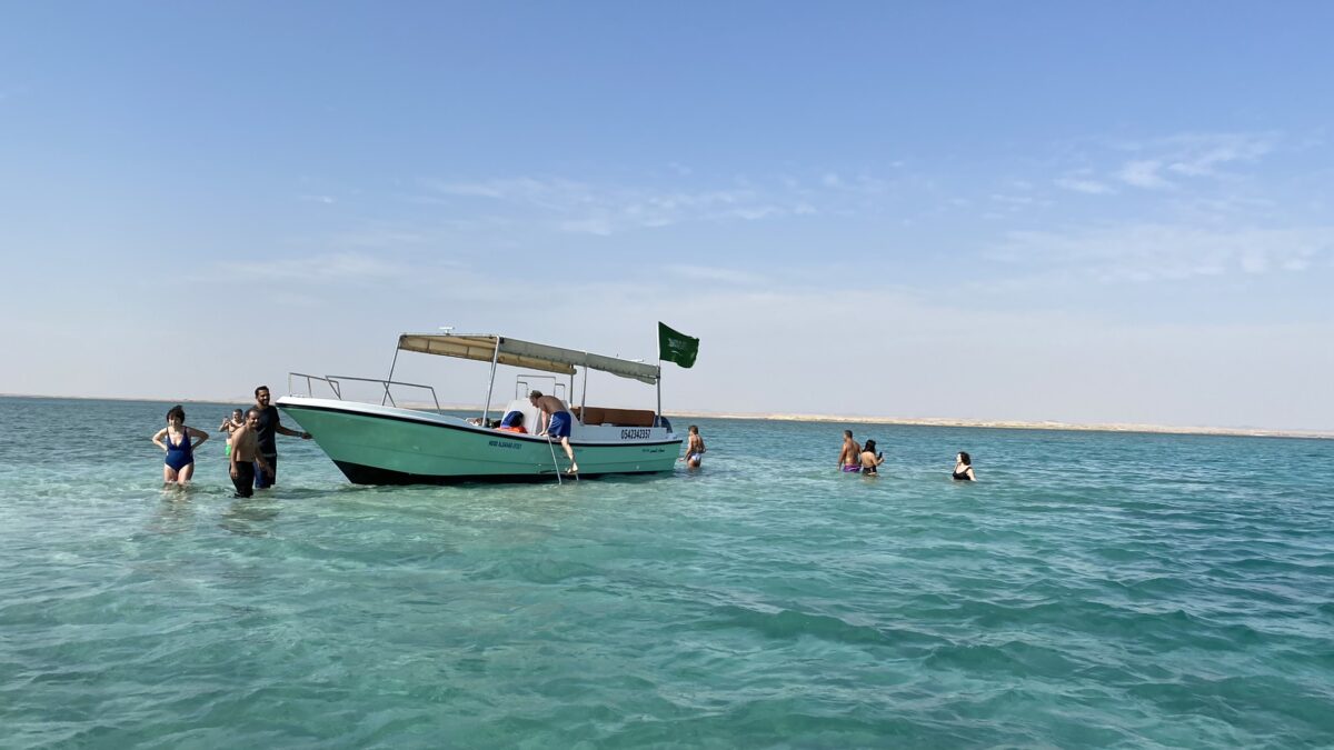 Boot mit Saudi-Arabien Flagge auf Sandbank