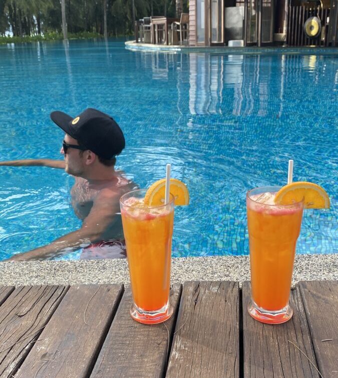 Zwei Cocktails vor dem Pool im Hotel in Thailand