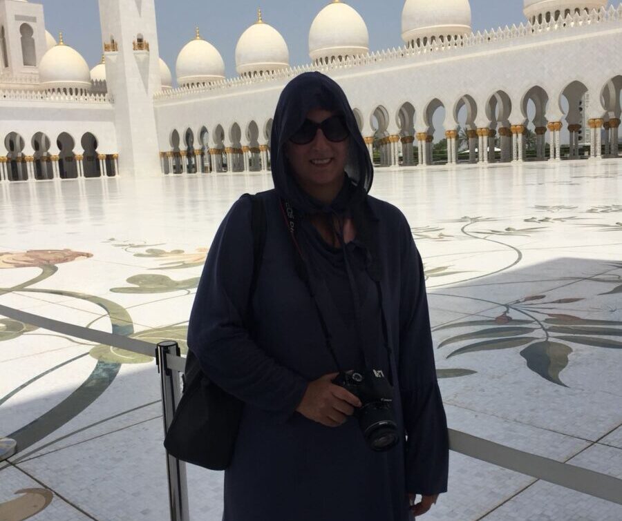 Julia mit Abaya in der Sheikh Zayed Moschee in Abu Dhabi