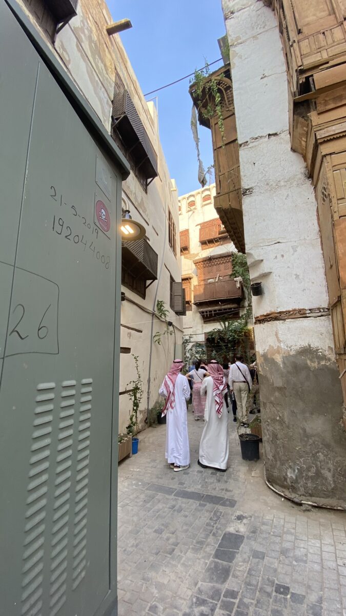 Passanten in der Altstadt von Jeddah Kleiderordnung Saudi-Arabien