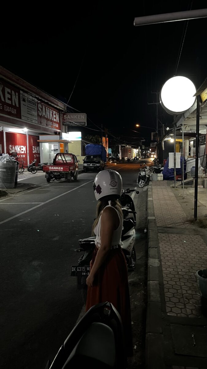 Nusa Penida Straße bei Nacht mit Roller und Helm