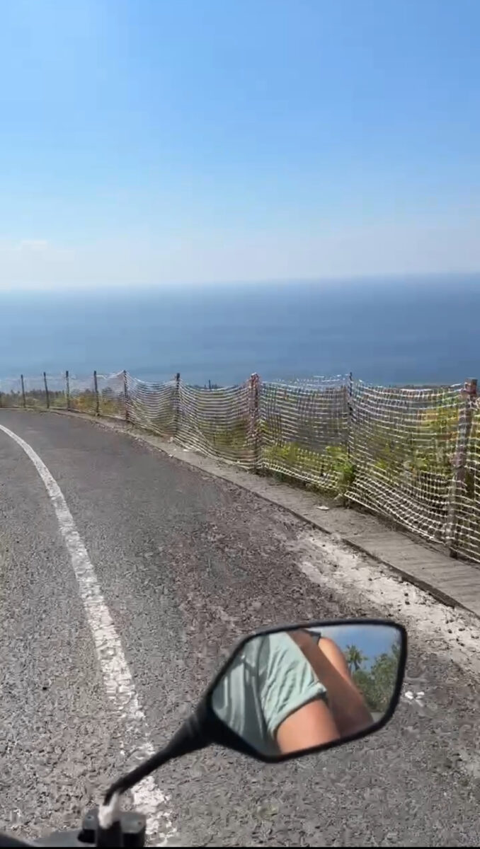 Nusa Penida Straßensicherung Roller mit Meer im Hintergrund