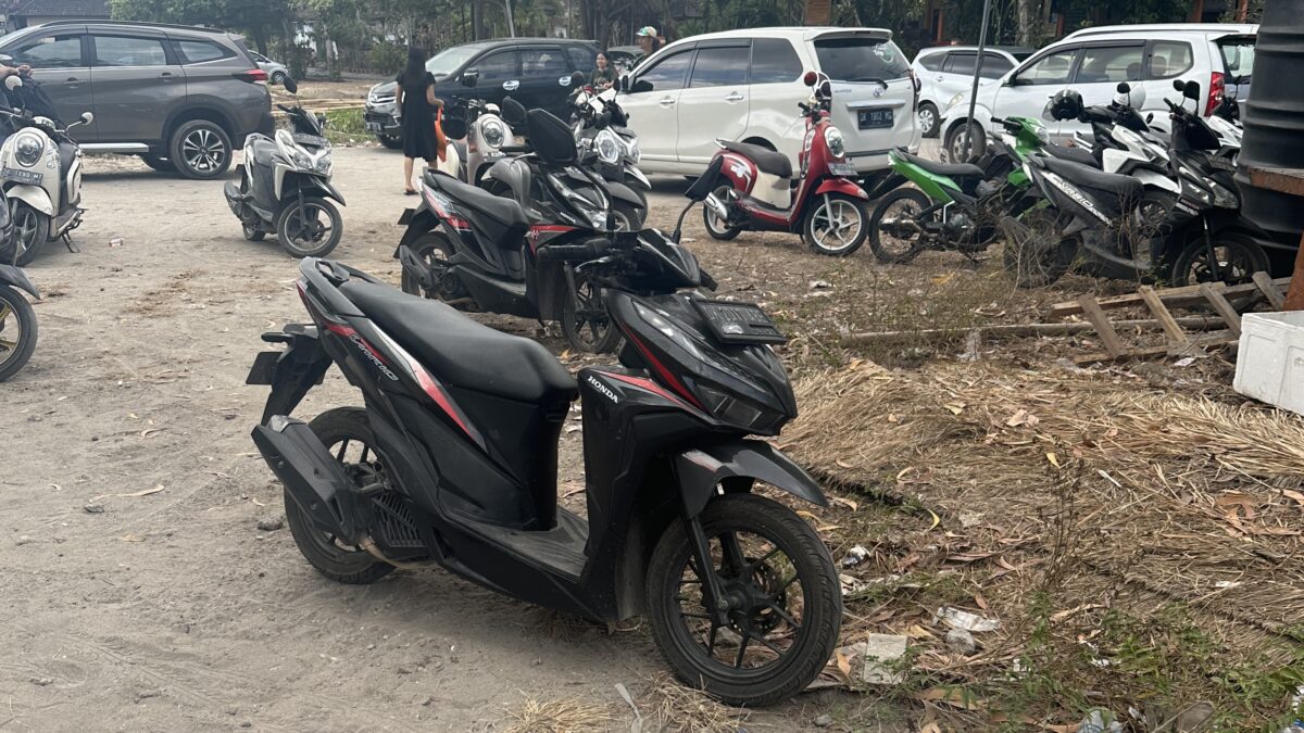 Honda Roller schwarz rot auf einem Parkplatz auf Nusa Penida