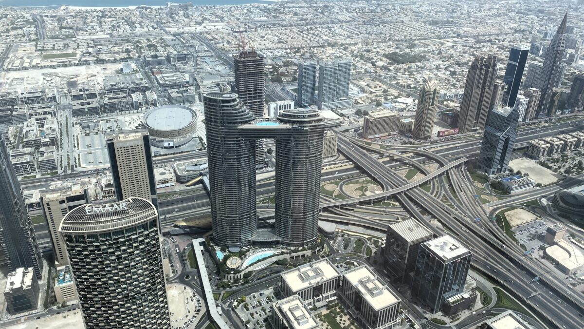 Dubai Downtown Ausblick vom Burj Khalifa aus Dachterrasse und Pool auf dem Dach