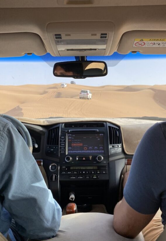 Dubai Abu Dhabi Wüstensafari Dune Bashing in der Wüste im Fahrzeug