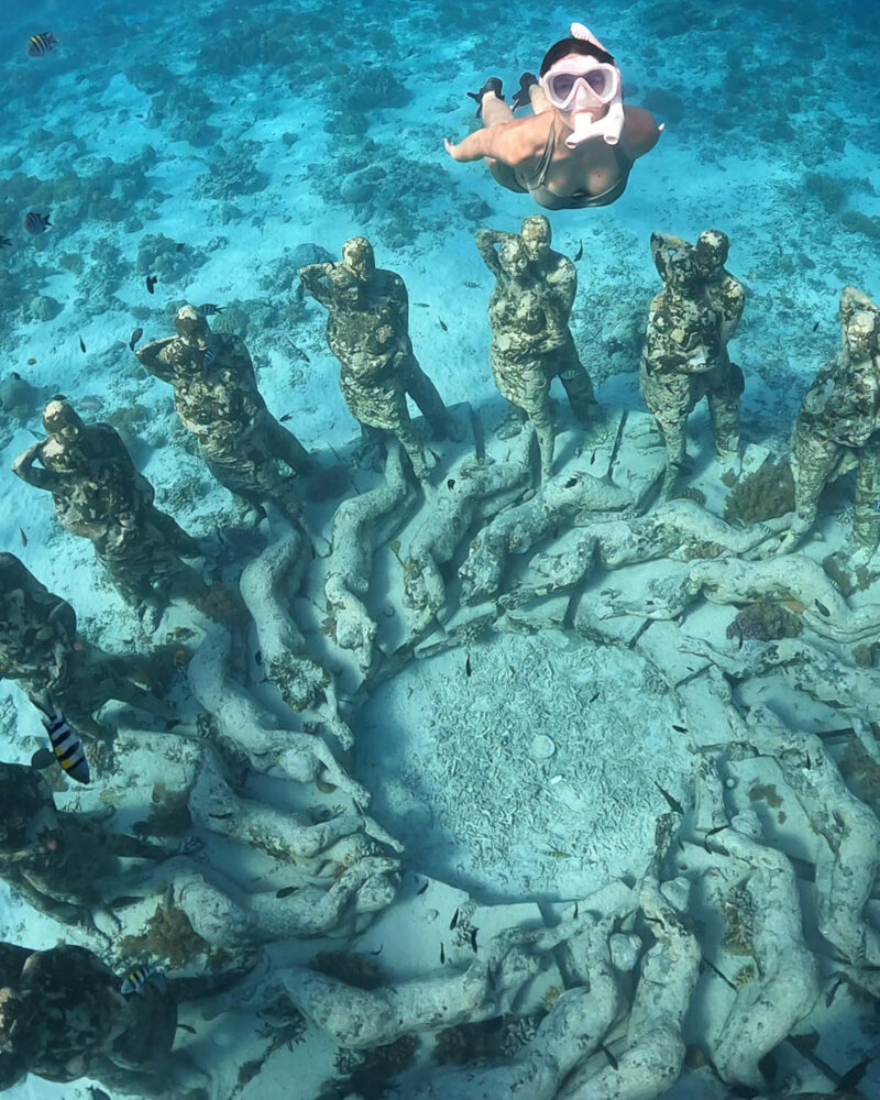 Gili Meno Statuen mit Julia Unterwasser