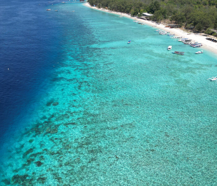 Luftaufnahme Gili Meno vom Meer mit Blick auf die Ostseite der Inseln