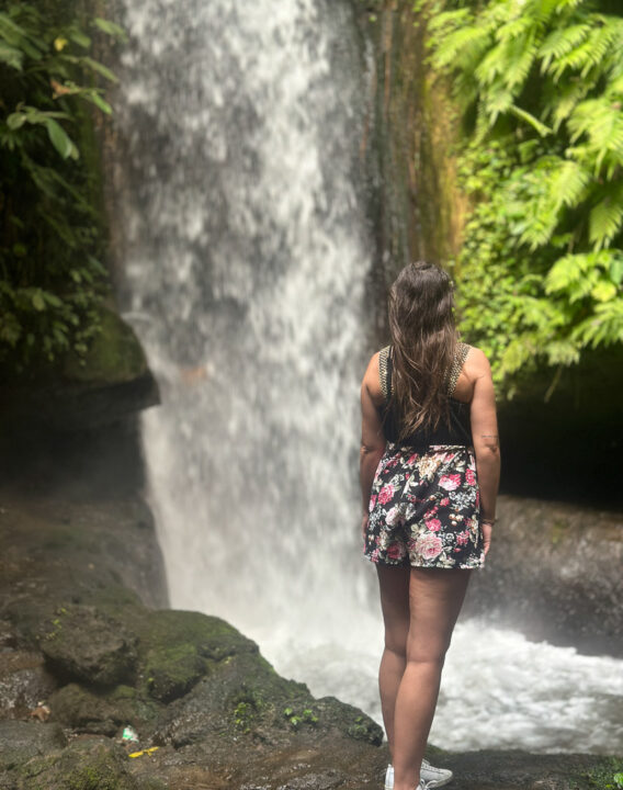 Julia vor dem Manuaba I Wasserfall