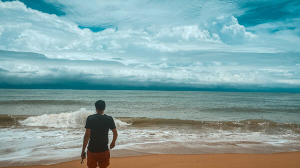 Khao Lak Strand Thailand während der Regenzeit mit Wolken