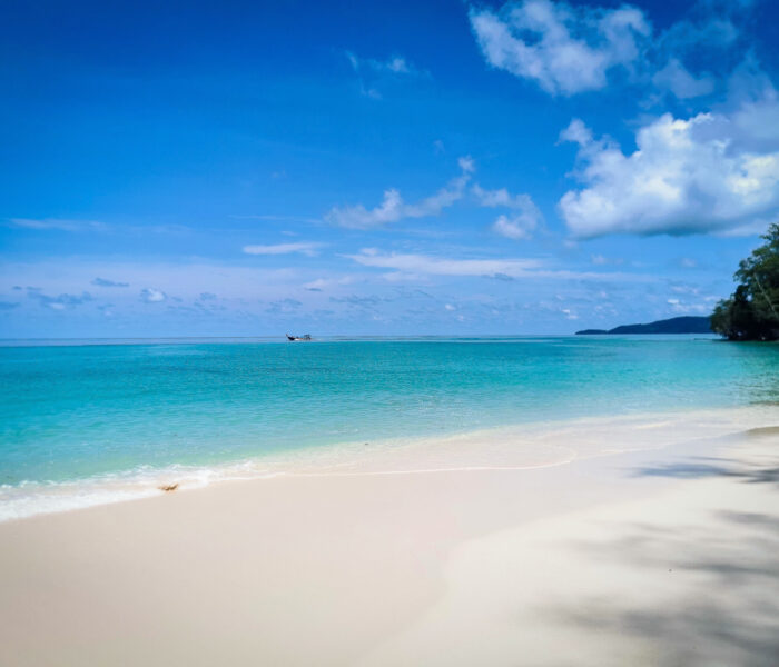 Strand nahe Ko Phi Phi mit blauem Himmel