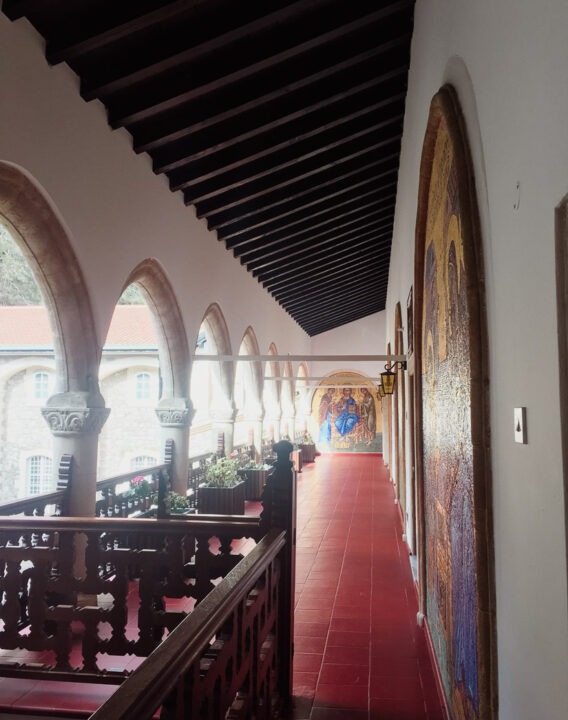 Gewölbebogen im Kykkos Kloster mit Wandmalerei