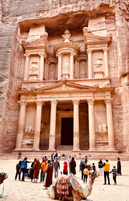 Schatzhaus von Petra, Jordanien mit Kamel im Vordergrund