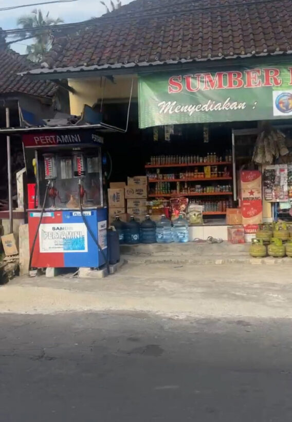 Tankautomat am Straßenrand vor einem Laden auf Nusa Penida