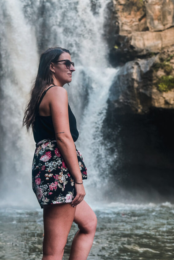 Porträt von Julia vor dem Tegenungan Waterfall Bali